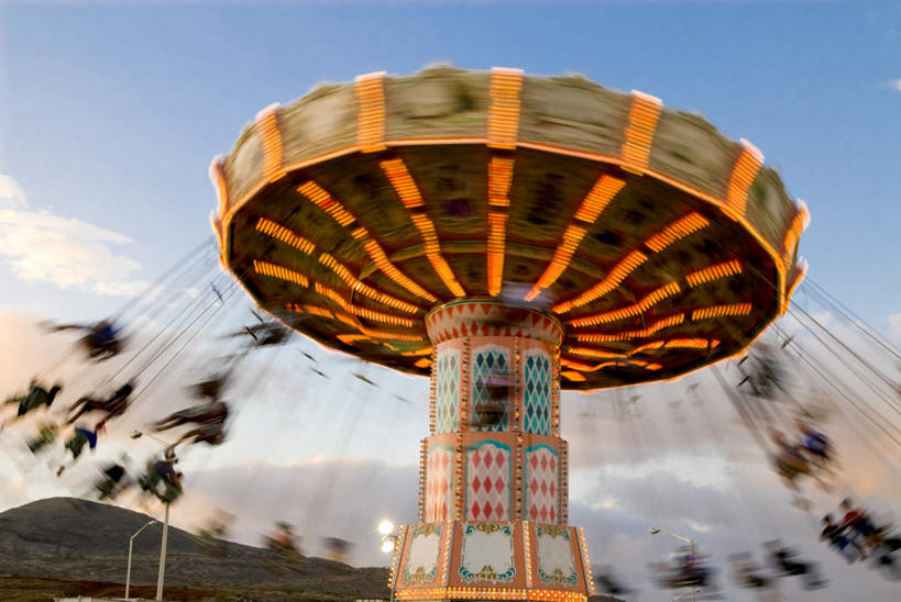 西方人,游乐园,横图,室外,白天,仰视,旅游,度假,山,山脉,游乐场,欧洲,欧洲人,阴影,朦胧,模糊,光线,影子,山峰,云,云朵,山峦,许多人,云彩,娱乐,蓝色,白云,蓝天,天空,阳光,秋千,群山,天,一群人,享受,休闲,放松,旋转飞椅,晴朗,乐园,含糊,恍惚,模胡,依稀,隐约,白种人,晴空,彩图,低角度拍摄,全身