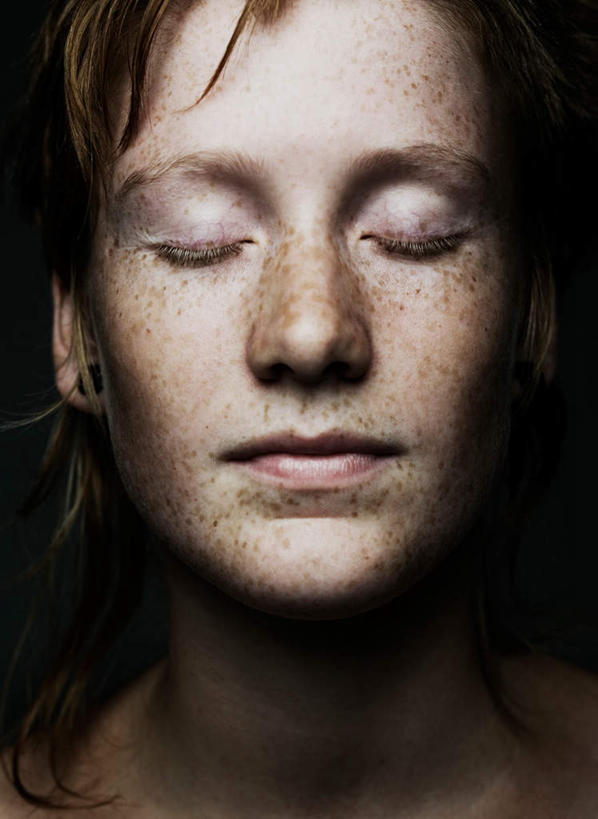 西方人,脸,头,脸颊,一个人,站,闭眼,竖图,室内,特写,白天,正面,欧洲,欧洲人,仅一个年轻女性,仅一个女性,仅一个人,黑色背景,斑点,站着,摄影,影棚,雀斑,雀瘢,年轻女性,女人,女性,白种人,头部,脸部,脸蛋,面部,闭眼睛,闭着眼,闭着眼睛,站立,半身,彩图,影棚拍摄,拍摄