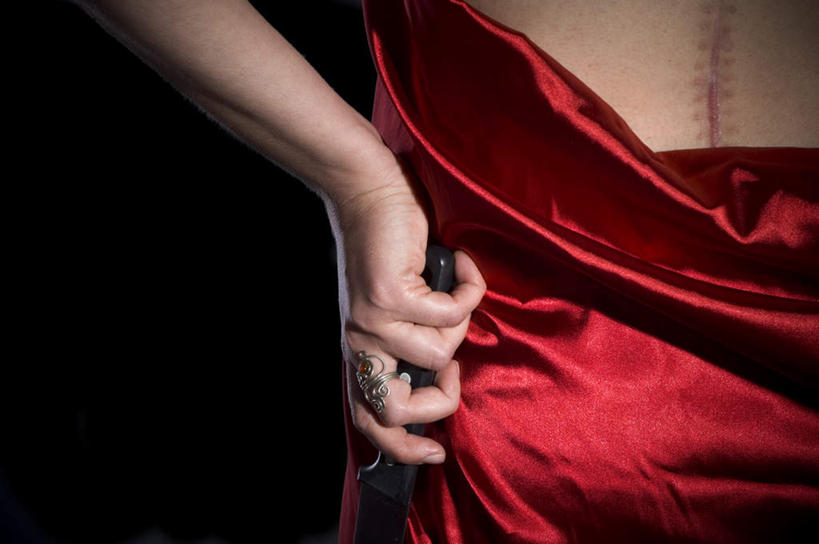 西方人,手,一个人,横图,室内,特写,白天,晚礼服,欧洲,欧洲人,仅一个年轻女性,仅一个女性,仅一个人,握,黑色背景,刀具,拿,拿着,背面,红色,刀,手部,握着,摄影,影棚,犯罪,犯法,燕尾服,年轻女性,女人,女性,白种人,半身,彩图,影棚拍摄,晚宴服,舞会服,洋服,洋装,夜礼服,拍摄,匕首