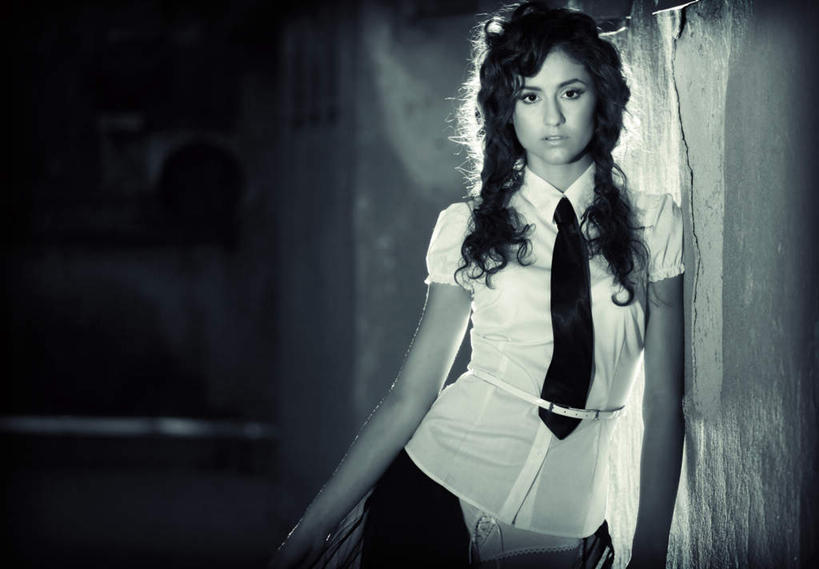 西方人,脸,头,脸颊,一个人,站,横图,室外,特写,白天,正面,西装,道路,路,欧洲,欧洲人,仅一个年轻女性,仅一个女性,仅一个人,套装,正装,墙,小路,交通,注视,职业装,墙壁,墙面,观察,看,靠,靠着,站着,观看,察看,关注,妓女,年轻女性,女人,女性,白种人,头部,脸部,脸蛋,面部,站立,半身,彩图