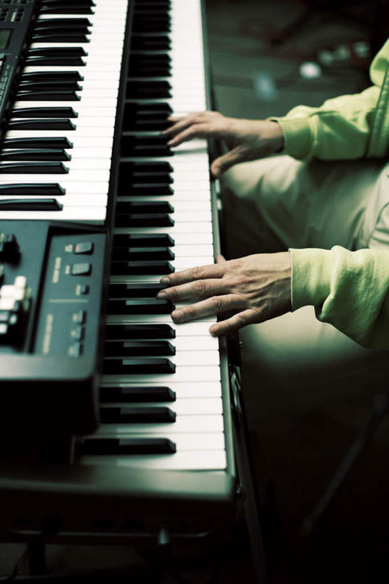 西方人,一个人,坐,竖图,俯视,室内,特写,白天,键盘,欧洲,欧洲人,仅一个男性,仅一个人,服装,钢琴,乐器,休闲装,仅一个年轻男性,衣服,休闲,休闲服,弹琴,服饰,键盘乐器,男人,男性,年轻男性,白种人,坐着,半身,彩图,高角度拍摄