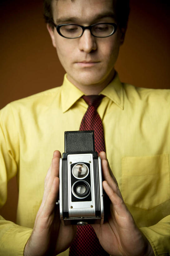 西方人,一个人,商务人士,商务男性,竖图,室内,白天,正面,衬衫,相机,欧洲,欧洲人,仅一个男性,仅一个人,一副,握,红色背景,套装,服装,眼镜,古典,注视,休闲装,仅一个年轻男性,拍照,衣服,黑色,数码相机,低头,观察,看,休闲,休闲服,握着,摄影,服饰,影棚,观看,察看,关注,经典,商务装,近视眼镜,工薪阶层,双反相机,双反,男人,男性,年轻男性,白种人,白领,上班族,照相机,半身,彩图,影棚拍摄,衬衣,拍摄,照相,短发