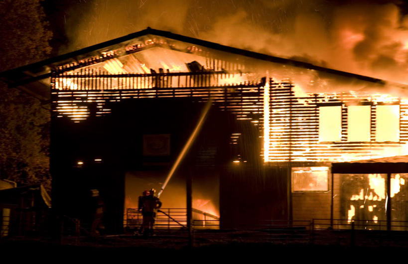 西方人,一个人,消防员,横图,室外,白天,水,火,欧洲,欧洲人,仅一个男性,仅一个人,一根,握,飞溅,溅,火焰,液体,塑料,水滴,燃烧,放射,水管,水珠,仅一个年轻男性,背面,塑料制品,握着,火警,喷射,软管,喷洒,火灾,灾难,劫难,磨难,灾祸,男人,男性,年轻男性,白种人,救火员,彩图,全身,灾害