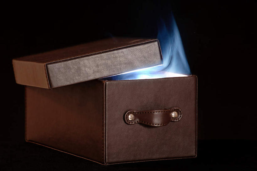 无人,横图,室内,特写,白天,正面,火,黑色背景,木制,火焰,木盒,棕色,燃烧,一个,蓝色,木制品,容器,摄影,影棚,单个,储藏,恐怖,储存,可怕,可骇,离奇,恐惧,彩图,影棚拍摄,拍摄,贮存