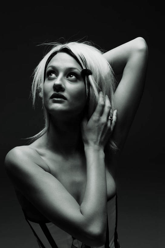 西方人,一个人,竖图,黑白,室内,特写,白天,正面,欧洲,欧洲人,仅一个年轻女性,仅一个女性,仅一个人,握,黑色背景,木制,假发,梳子,裸露,黑色,木制品,金色,握着,摄影,影棚,木梳,裸,年轻女性,女人,女性,白种人,抬头,仰头,半身,影棚拍摄,拍摄,短发