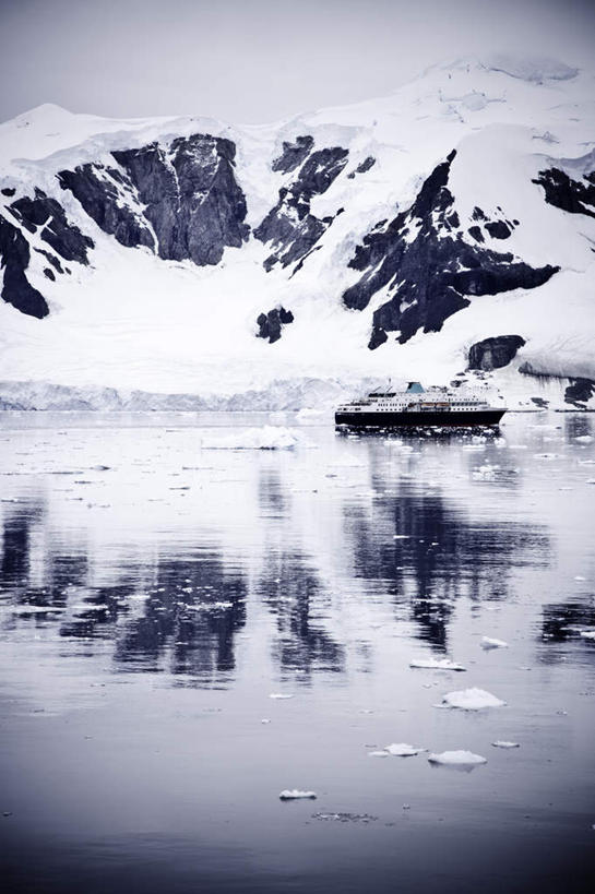 无人,竖图,室外,白天,正面,旅游,度假,海浪,海洋,美景,山,雪,雪山,大雪,波纹,冰,积雪,景观,浪花,山峰,雪景,冬季,冬天,涟漪,山峦,娱乐,蓝色,蓝天,水纹,天空,自然,海水,波浪,天,享受,休闲,景色,放松,寒冷,晴朗,冰冷,自然风光,南极洲,海景,万里无云,水晕,严寒,冰凉,酷寒,凛冽,凛凛,极冷,格雷厄姆地,南极半岛,南极大陆,帕默半岛,大海,风浪,海,海水的波动,近岸浪,涌浪,晴空,晴空万里,彩图