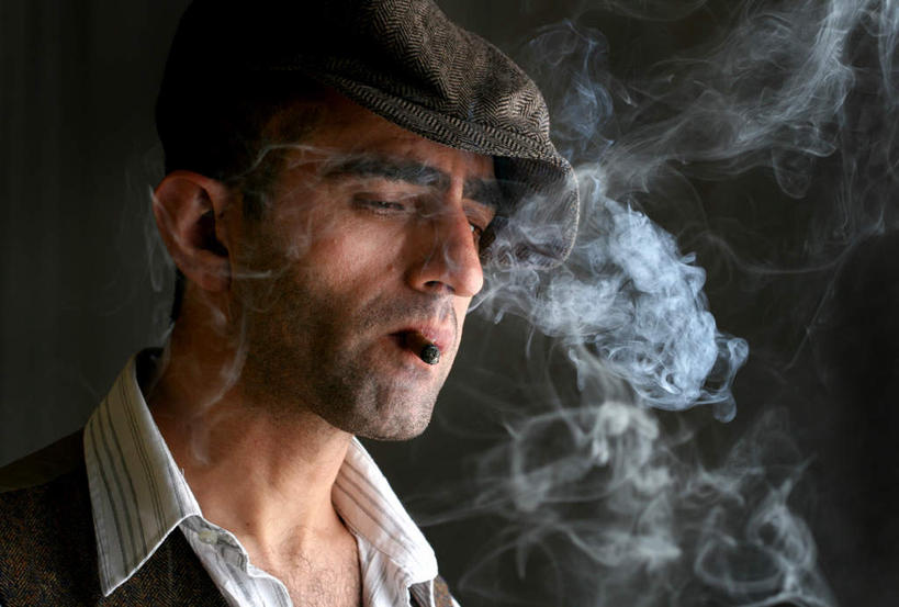 西方人,一个人,闭眼,吸烟,横图,室内,特写,白天,正面,帽子,欧洲,欧洲人,仅一个男性,仅一个人,许多,黑色背景,烟雾,运动帽,仅一个年轻男性,张嘴,鸭舌帽,摄影,影棚,张大嘴巴,一顶,男人,男性,年轻男性,白种人,张开嘴,闭眼睛,闭着眼,闭着眼睛,抽烟,半身,彩图,影棚拍摄,拍摄