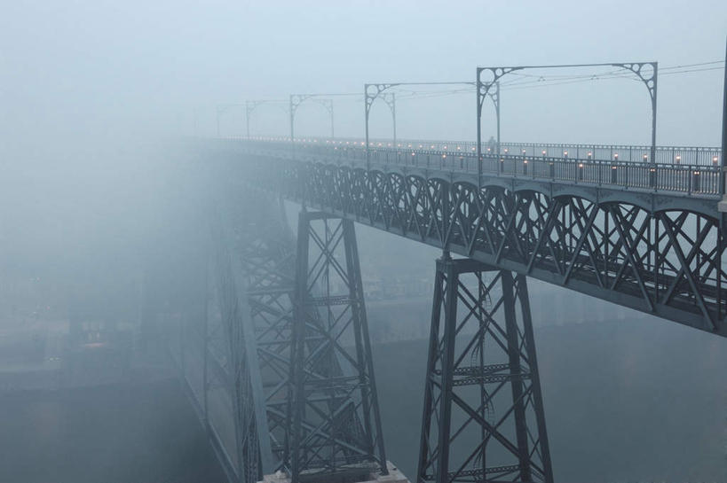无人,横图,俯视,室外,白天,旅游,度假,雾,标志建筑,大桥,地标,建筑,立交桥,桥梁,金属制品,葡萄牙,欧洲,朦胧,模糊,金属,高架,斜拉桥,桥,娱乐,建设,波尔图,享受,休闲,旅游胜地,放松,迷雾,南欧,葡萄牙共和国,大雾,彩图,高角度拍摄