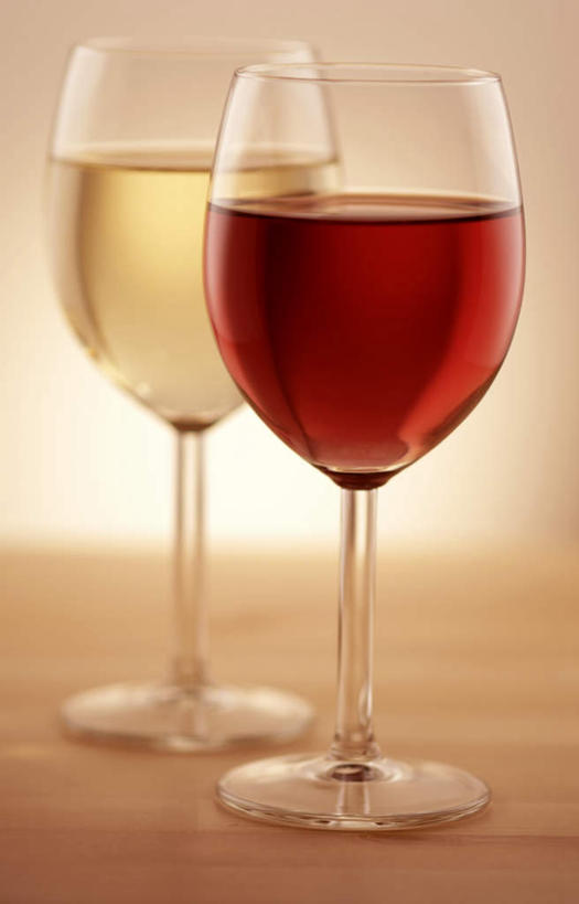 葡萄酒,无人,竖图,室内,特写,白天,正面,杯子,模糊,高脚杯,红酒杯,酒类,玻璃制品,酒,饮料,两个,酒杯,摄影,影棚,含糊,恍惚,模胡,依稀,隐约,玻璃杯,彩图,影棚拍摄,拍摄