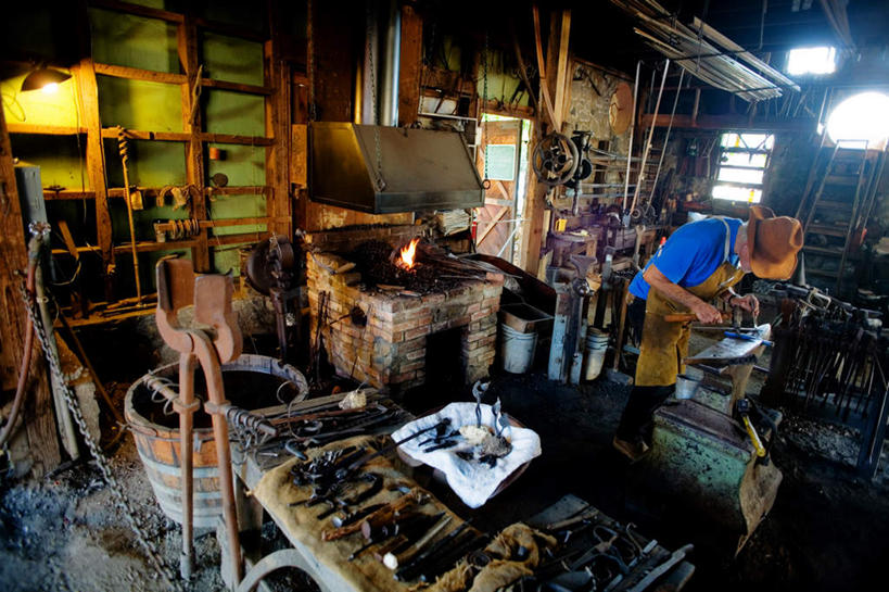 西方人,一个人,工厂,站,横图,俯视,室内,白天,工作服,制服,机器,欧洲,欧洲人,仅一个男性,仅一个人,弯腰,阴影,光线,工具,影子,仅一个年轻男性,阳光,站着,机械,油烟机,弯身,工作制服,男人,男性,年轻男性,白种人,站立,彩图,高角度拍摄,全身,工作套服,工地,制造厂