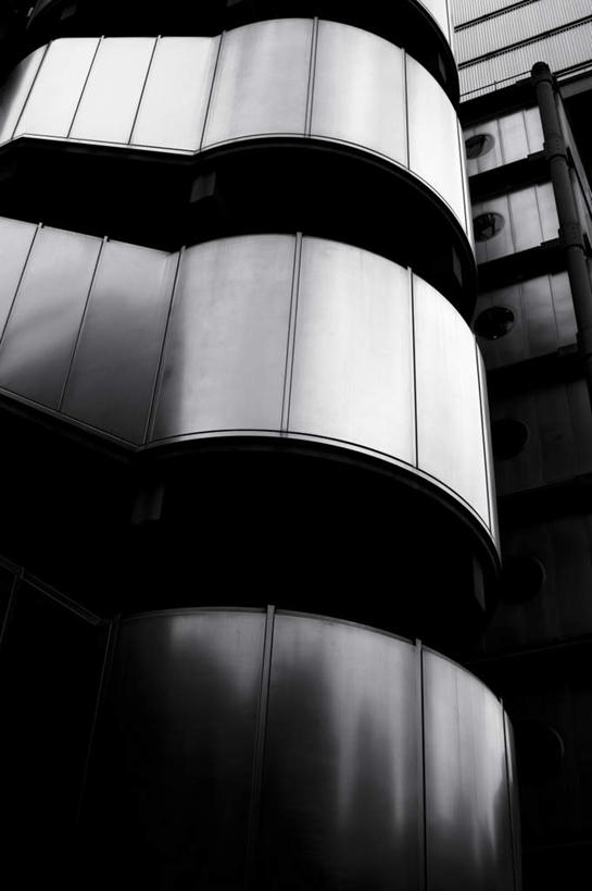 无人,高楼大厦,竖图,室外,特写,白天,仰视,办公楼,窗户,落地窗,大厦,建筑,摩天大楼,写字楼,一排,整齐,玻璃窗,排列,楼宇,商务楼,队列,彩图,低角度拍摄,大楼,高层建筑,高楼,摩天楼