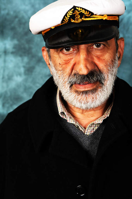 西方人,脸,头,脸颊,一个人,竖图,室内,特写,白天,正面,帽子,欧洲,欧洲人,仅一个男性,仅一个人,模糊,注视,礼帽,观察,看,仅一个老年男性,摄影,影棚,观看,察看,关注,含糊,恍惚,模胡,依稀,隐约,船长,老年男性,男人,男性,白种人,头部,脸部,脸蛋,面部,半身,彩图,影棚拍摄,拍摄