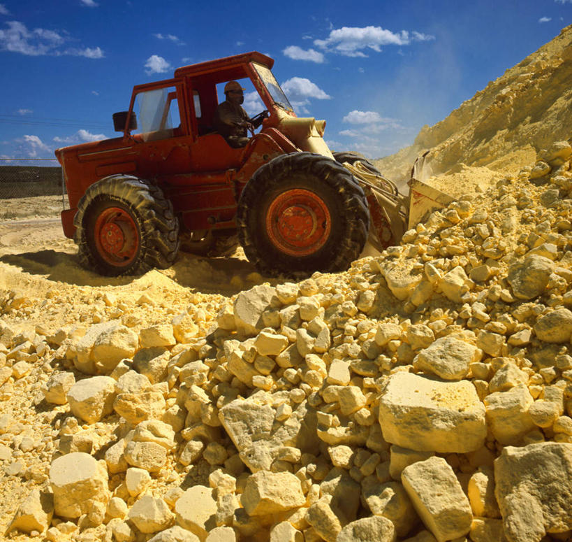 无人,横图,室外,白天,仰视,农业,石头,汽车,一堆,许多,阴影,堆叠,堆积,光线,石子,影子,云,云朵,云彩,车,蓝色,白云,蓝天,天空,阳光,轮胎,交通工具,天,机械,晴朗,堆,载具,拖拉机,交通运输,农用机械,石块,岩石,晴空,彩图,低角度拍摄