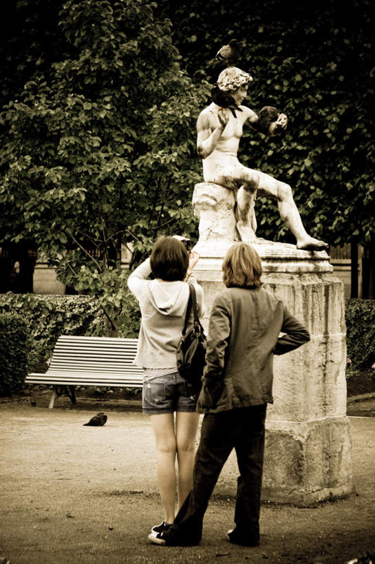 西方人,两个人,夫妻,站,竖图,室外,白天,爱情,旅游,度假,雕塑,法国,巴黎,欧洲,欧洲人,艺术,装饰,雕刻,雕像,首都,浪漫,注视,娱乐,背面,工艺品,观察,看,站着,享受,休闲,恩爱,放松,浏览,恋人,观看,纪念,石像,美术,察看,关注,主题,陈列,法兰西共和国,功能,美学,法兰西第五共和国,男人,男性,年轻男性,年轻女性,女人,女性,白种人,夫妇,情侣,站立,彩图,全身,游览,伴侣