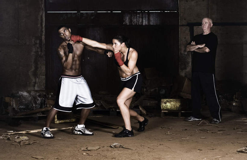 西方人,三个人,伙伴,朋友,拳击手,站,双手交叉,横图,室内,白天,正面,友谊,竞争,拳击,欧洲,非洲,黑人,欧洲人,对抗,冲突,注视,裸露,观察,看,站着,教练,冲拳,观看,察看,双手抱胸,对立,关注,矛盾,出拳,裸,敌对,挫败,斗争,抗拒,抗衡,友情,男人,男性,年轻男性,年轻女性,女人,女性,白种人,非洲人,拳击家,拳击运动员,站立,半身,彩图