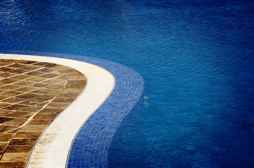 无人,体育馆,游泳池,横图,俯视,室外,白天,水,阴影,光线,影子,水池,水面,泳池,阳光,游泳馆,彩图,高角度拍摄