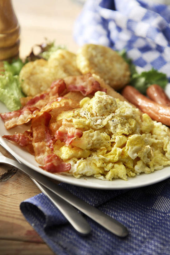 无人,竖图,俯视,室内,白天,烹饪,西餐,餐具,金属制品,阴影,朦胧,模糊,反射,金属,叉子,刀叉,刀子,碟子,盘,影子,陶瓷,蛋,鸡蛋,肉,香肠,料理,食品,陶瓷制品,腊肠,猪肉,菜肴,美食,肉类,食物,一个,盘子,碟,西式,佳肴,单个,熏肉,餐刀,肉食,餐叉,豚肉,卵,进餐用具,彩图,高角度拍摄