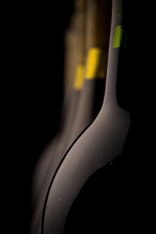 无人,竖图,室内,白天,正面,一排,许多,朦胧,模糊,整齐,商标,红酒瓶,玻璃制品,酒瓶,排列,黄色,绿色,玻璃瓶,瓶子,队列,彩图