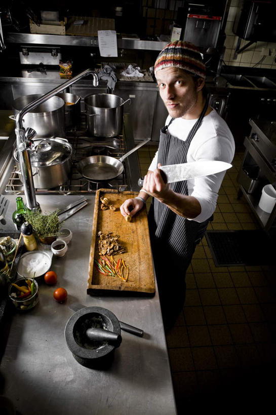 西方人,一个人,站,竖图,俯视,室内,白天,厨房,姜,辣椒,蔬菜,帽子,金属制品,欧洲,欧洲人,仅一个男性,仅一个人,仅一个中年男性,切开,握,服装,新鲜,装饰,金属,瓷砖,地砖,工具,铁桶,桶,围裙,食品,刀具,地面,拿,拿着,注视,休闲装,黄椒,食物,衣服,容器,刀,观察,看,切,站着,休闲,休闲服,握着,服饰,手镯,有机食品,绿色食品,观看,储藏,华丽,修饰,点缀,察看,储存,关注,菜刀,剖面,切面,辣角,红海椒,大椒,辣虎,广椒,衬托,美观,雅致,雅观,编织帽,切菜刀,男人,男性,中年男性,白种人,生姜,老姜,辣子,红辣椒,海椒,番椒,抬头,仰头,站立,半身,彩图,高角度拍摄,灶间,贮存