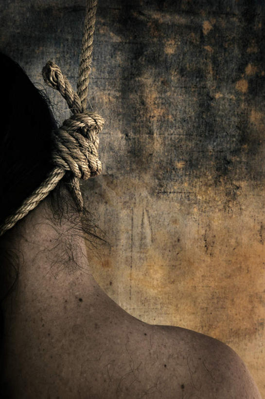 西方人,背部,头发,一个人,竖图,室外,特写,白天,欧洲,欧洲人,仅一个男性,仅一个人,吊挂,悬挂,挂,裸露,仅一个年轻男性,背面,黑色,绳子,打结,绳结,绳索,裸,杀害,死刑,殛毙,戕害,杀戮,屠戮,男人,男性,年轻男性,白种人,半身,彩图