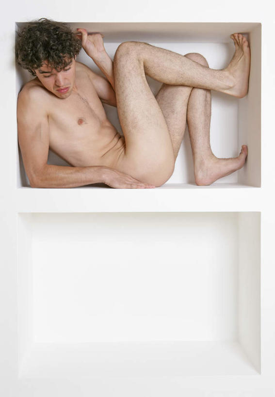 西方人,嘴,一个人,竖图,室内,白天,侧面,柜子,欧洲,欧洲人,仅一个男性,仅一个人,弯腰,墙,裸露,墙壁,墙面,仅一个年轻男性,衣橱,嘟嘴,撅嘴,斜视,鄙视,裸,蜷曲,更衣橱,藐视,讽刺,蔑视,嘲笑,弯身,男人,男性,年轻男性,白种人,卷发,嘴巴,嘴唇,彩图,全身