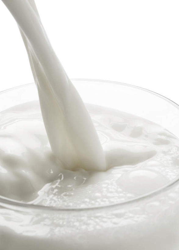 牛奶,无人,竖图,俯视,室内,白天,白色背景,水,杯子,阴影,飞溅,溅,反射,液体,影子,水滴,饮品,营养,玻璃制品,水珠,饮料,水杯,摄影,影棚,乳制品,倾泻,倾注,奶,喷洒,安神,泼洒,玻璃杯,彩图,高角度拍摄,影棚拍摄,拍摄