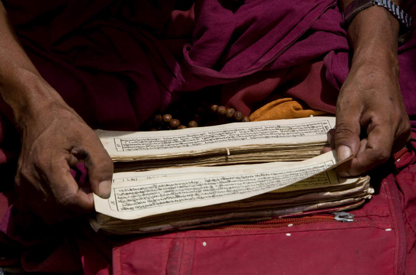 东方人,手,一个人,横图,俯视,室外,白天,兴奋,热情,亚洲,仅一个男性,仅一个人,握,阴影,节日,反射,影子,开放,拿,拿着,黄种人,文化,仅一个年轻男性,红色,祈祷,健康,温暖,手部,奔放,活力,积极,激情,握着,许愿,宗教,信仰,朝气,纪念,佛珠,暖色,祈求,吉祥,生命,饱满,经文,袈裟,革命,热烈,赤色,充实,斗志,喜气,主动,平安,男人,男性,年轻男性,亚洲人,半身,彩图,高角度拍摄,欢乐