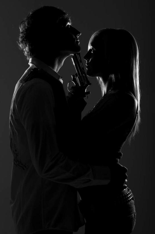 西方人,脸,头,眼睛,鼻子,嘴,耳朵,脸颊,眉毛,睫毛,手,两个人,站,竖图,室内,夜晚,侧面,欧洲,欧洲人,瞳孔,握,阴影,服装,反射,影子,拿,拿着,注视,休闲装,衣服,观察,看,站着,休闲,手部,休闲服,握着,眼部,服饰,手枪,观看,察看,威胁,关注,威逼,要挟,男人,男性,年轻男性,年轻女性,女人,女性,白种人,头部,鼻,鼻孔,耳,耳部,睫,口,口腔,脸部,脸蛋,眉,面部,眼,眼睫毛,眼眉,嘴巴,嘴唇,站立,半身,彩图,眼眉毛