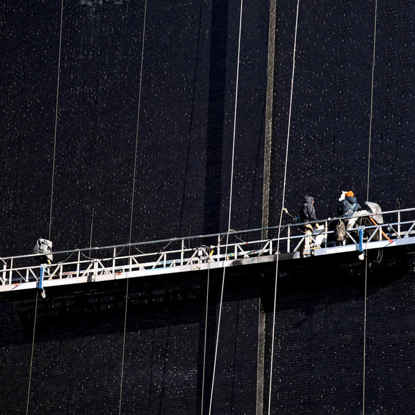 西方人,两个人,横图,室外,白天,正面,工作服,制服,欧洲,欧洲人,阴影,工作,光线,结构,影子,构造,阳光,绳子,升降梯,油漆,绳索,布局,工作制服,危险,男人,男性,年轻男性,白种人,彩图,全身,工作套服