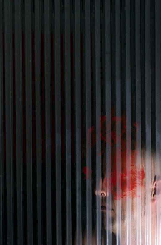 西方人,脸,头,脸颊,一个人,闭眼,竖图,室内,白天,侧面,欧洲,欧洲人,仅一个男性,仅一个人,血,仅一个年轻男性,红色,血液,惊恐,犯罪,暴力,犯法,惊慌,恐慌,谋杀,惊骇,男人,男性,年轻男性,白种人,头部,脸部,脸蛋,面部,闭眼睛,闭着眼,闭着眼睛,半身,彩图