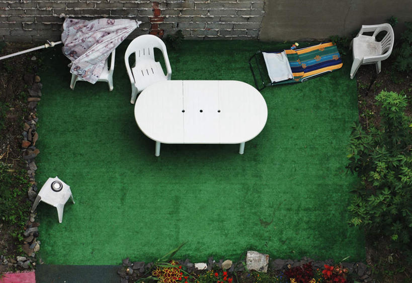 无人,横图,俯视,航拍,室外,白天,旅游,度假,草地,草坪,植物,餐桌,家具,桌子,椅子,一张,伞,雨伞,遮阳伞,躺椅,庭院,娱乐,阳伞,草,绿色,白色,享受,休闲,放松,餐台,沙滩椅,天井,鸟瞰,彩图,高角度拍摄