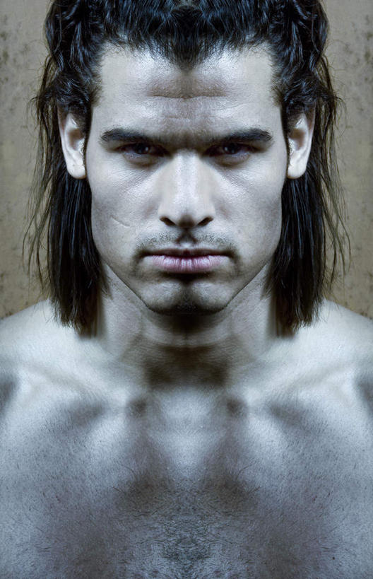 西方人,脸,头,脸颊,健壮,一个人,竖图,室内,白天,正面,欧洲,欧洲人,仅一个男性,仅一个人,阴影,光线,影子,灯光,注视,仅一个年轻男性,观察,看,帅气,观看,察看,关注,强健,结实,硬朗,男人,男性,年轻男性,白种人,头部,脸部,脸蛋,面部,半身,彩图