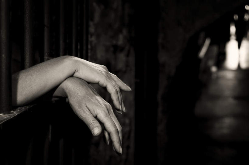 西方人,手,一个人,交叉,横图,黑白,室内,特写,白天,正面,欧洲,欧洲人,仅一个年轻女性,仅一个女性,仅一个人,朦胧,模糊,破旧,陈旧,手部,监狱,监禁,束缚,关押,监牢,牢狱,相交,交集,监管,禁闭,陈腐,年轻女性,女人,女性,白种人,看守,半身