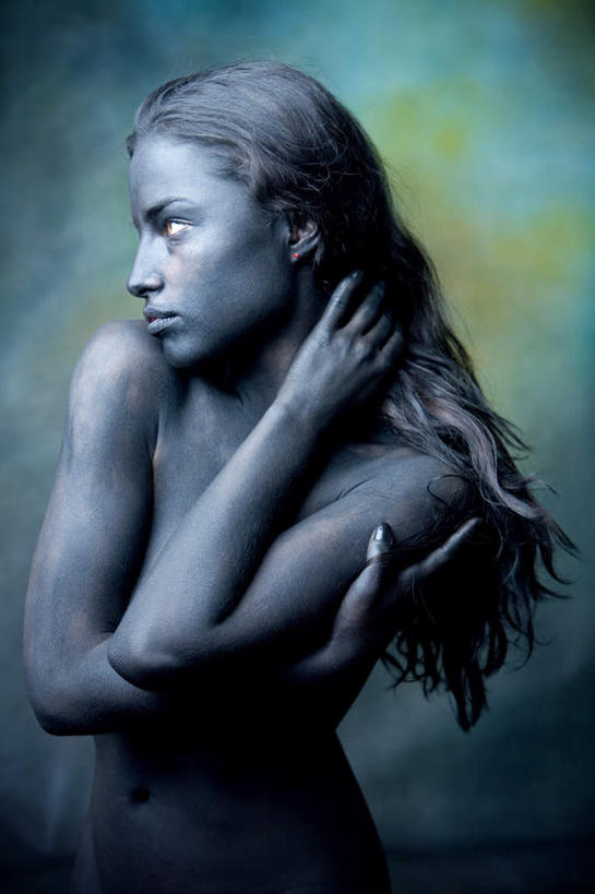 西方人,裸体,一个人,站,双手交叉,竖图,室外,特写,白天,正面,性感,欧洲,欧洲人,仅一个年轻女性,仅一个女性,仅一个人,朦胧,模糊,注视,观察,看,站着,观看,察看,双手抱胸,关注,赤身,年轻女性,女人,女性,白种人,站立,半身,彩图