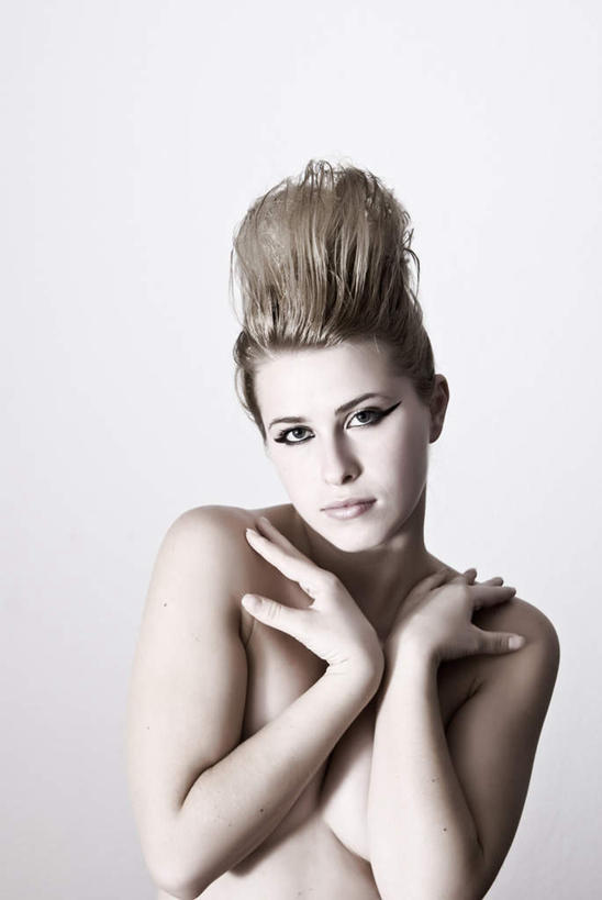 西方人,一个人,站,举,竖图,俯视,黑白,室外,白天,化妆,美容,房间,欧洲,欧洲人,仅一个年轻女性,仅一个女性,仅一个人,护肤,阴影,光线,影子,墙,灯光,扭头,注视,裸露,墙壁,墙面,观察,看,托,站着,转头,保养,享受,休闲,放松,遮,遮掩,保健,眼线,观看,察看,掩盖,遮挡,关注,裸,遮盖,养颜,掩饰,年轻女性,女人,女性,白种人,举起,举手,举着,向上举,向上伸,向上托,站立,半身,高角度拍摄