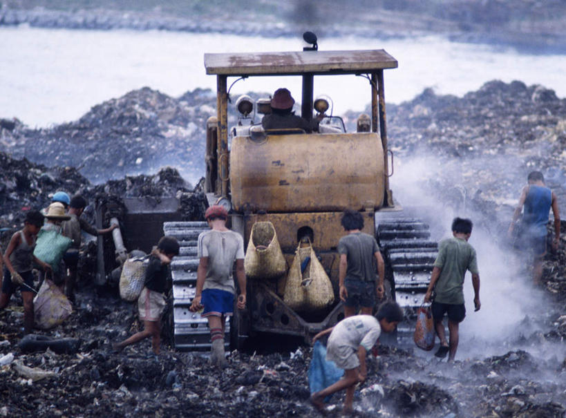东方人,横图,俯视,室外,白天,农业,石头,汽车,亚洲,一辆,阴影,光线,石子,影子,许多人,黄种人,车,阳光,交通工具,一群人,机械,载具,拖拉机,交通运输,农用机械,亚洲人,石块,彩图,高角度拍摄,全身