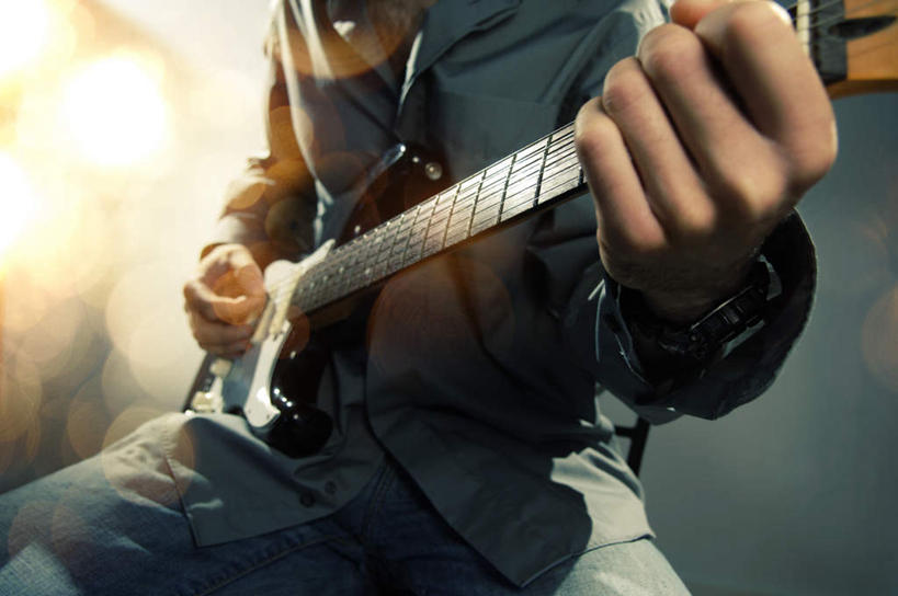 西方人,一个人,坐,横图,室外,白天,正面,欧洲,欧洲人,仅一个男性,仅一个人,仅一个中年男性,一把,握,阴影,服装,裤子,朦胧,模糊,时间,光线,时钟,手表,影子,吉他,乐器,弦乐器,地面,拿,计时,拿着,牛仔裤,休闲装,衣服,阳光,钟表,休闲,休闲服,表,弹,握着,服饰,腕表,弹拨弦鸣乐器,男人,男性,中年男性,白种人,钟,坐着,半身,彩图,弹拨弦乐器