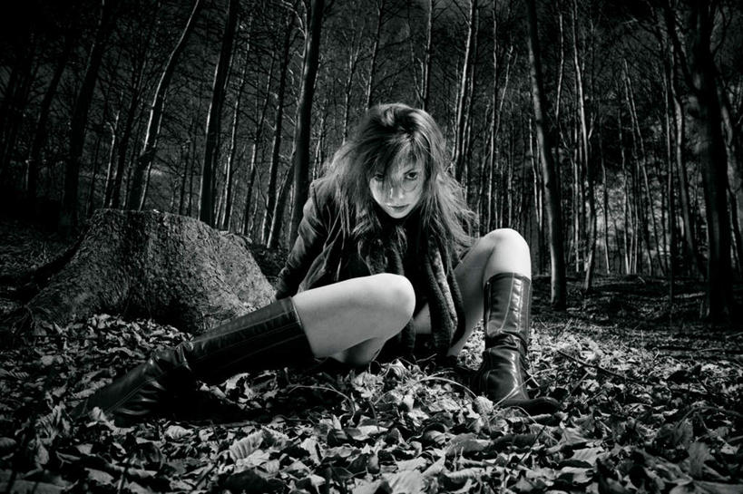 西方人,一个人,坐,横图,室外,白天,正面,旅游,度假,美景,雨,暴雨,大雨,欧洲,欧洲人,仅一个年轻女性,仅一个女性,仅一个人,撑,景观,注视,娱乐,自然,观察,看,享受,休闲,景色,放松,凝视,观看,细雨,察看,撑着,关注,自然风光,凝望,谛视,年轻女性,女人,女性,白种人,小雨,坐着,彩图,全身