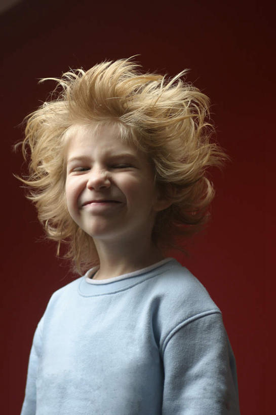 西方人,儿童,头发,一个人,闭眼,笑,微笑,竖图,室内,白天,正面,纯洁,欧洲,欧洲人,仅一个男性,仅一个人,红色背景,服装,休闲装,小孩,衣服,黄色,蓝色,仅一个小孩,休闲,休闲服,可爱,童年,童趣,摄影,服饰,影棚,抿嘴,蓬松,童真,烂漫,无邪,疏松,天真,男孩,男人,男性,白种人,孩子,闭眼睛,闭着眼,闭着眼睛,半身,彩图,影棚拍摄,拍摄,男生