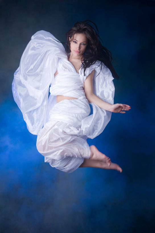 西方人,一个人,跳,竖图,室外,夜晚,正面,欧洲,欧洲人,仅一个年轻女性,仅一个女性,仅一个人,天使,翅膀,丝绸,丝带,缎带,半空,绸带,白色,卫生,神圣,善良,信徒,纯真,洁净,光明,使者,恬静,中间色,朴素,清白,圣洁,年轻女性,女人,女性,白种人,跳跃,彩图,全身