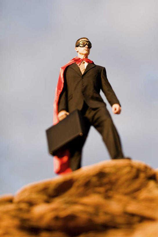 西方人,一个人,商务人士,商务男性,站,竖图,室外,白天,仰视,衬衫,石头,欧洲,欧洲人,仅一个男性,仅一个人,套装,石子,云,云朵,云彩,注视,仅一个年轻男性,蓝色,白云,蓝天,天空,天,观察,看,站着,晴朗,观看,正义,察看,关注,商务装,超人,工薪阶层,超级英雄,英雄,超能力,公理,男人,男性,年轻男性,白种人,白领,上班族,石块,岩石,晴空,站立,彩图,低角度拍摄,全身,衬衣