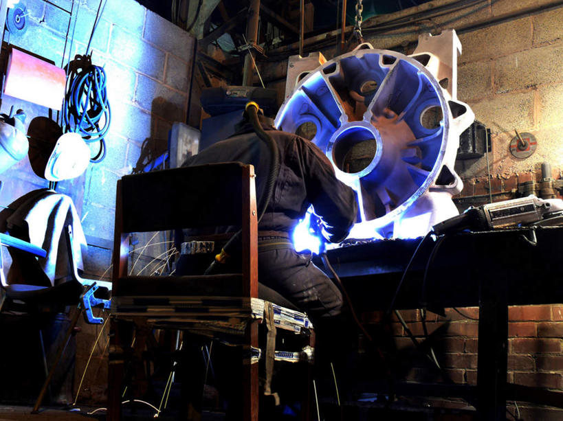 西方人,一个人,机修工,工厂,坐,横图,室内,白天,仰视,车间,桌子,欧洲,欧洲人,仅一个男性,仅一个人,阴影,光线,影子,办公桌,墙,灯光,墙壁,墙面,工人,仅一个年轻男性,焊接,锻造,铸造,男人,男性,年轻男性,白种人,机械师,机修工人,坐着,半身,彩图,低角度拍摄,工地,制造厂