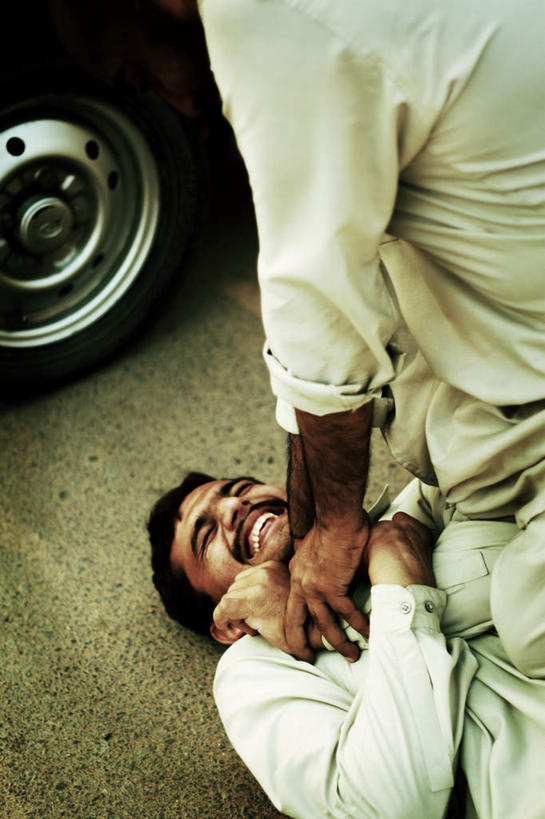 西方人,手,两个人,坐,躺,竖图,俯视,室外,白天,汽车,欧洲,欧洲人,轮子,车,交通工具,轿车,疼痛,手部,掐,悲伤,载具,痛苦,疾苦,苦楚,卧着,男人,男性,年轻男性,白种人,躺着,卧,坐着,半身,彩图,高角度拍摄