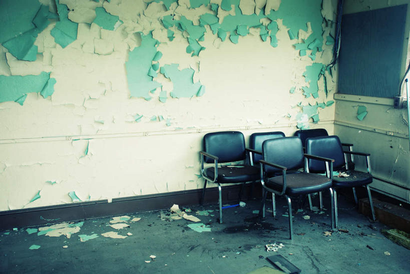 无人,横图,室内,白天,正面,椅子,阴影,反射,影子,墙,屋子,破坏,破损,墙壁,墙面,损坏,丢弃,抛弃,遗弃,摈弃,扔掉,扔弃,甩掉,扬弃,彩图,房子