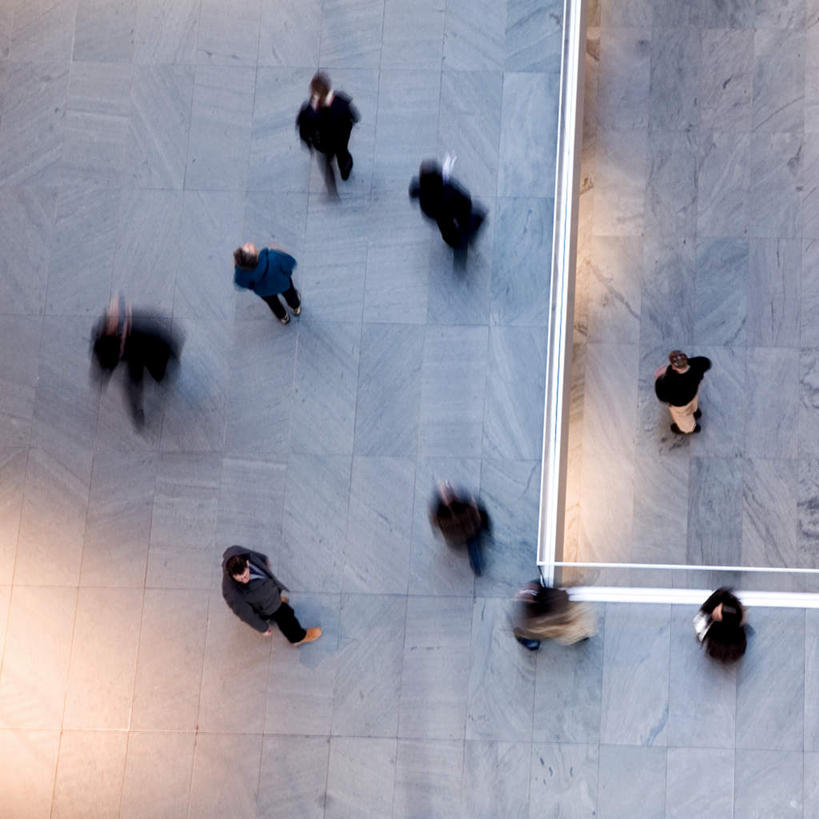 西方人,走,说,横图,俯视,室内,白天,讨论,欧洲,欧洲人,阴影,光线,瓷砖,地砖,影子,地面,许多人,阳光,一群人,匆忙,交流,白种人,步行,沟通,讲话,交谈,散步,商讨,说话,谈话,走路,半身,彩图,高角度拍摄