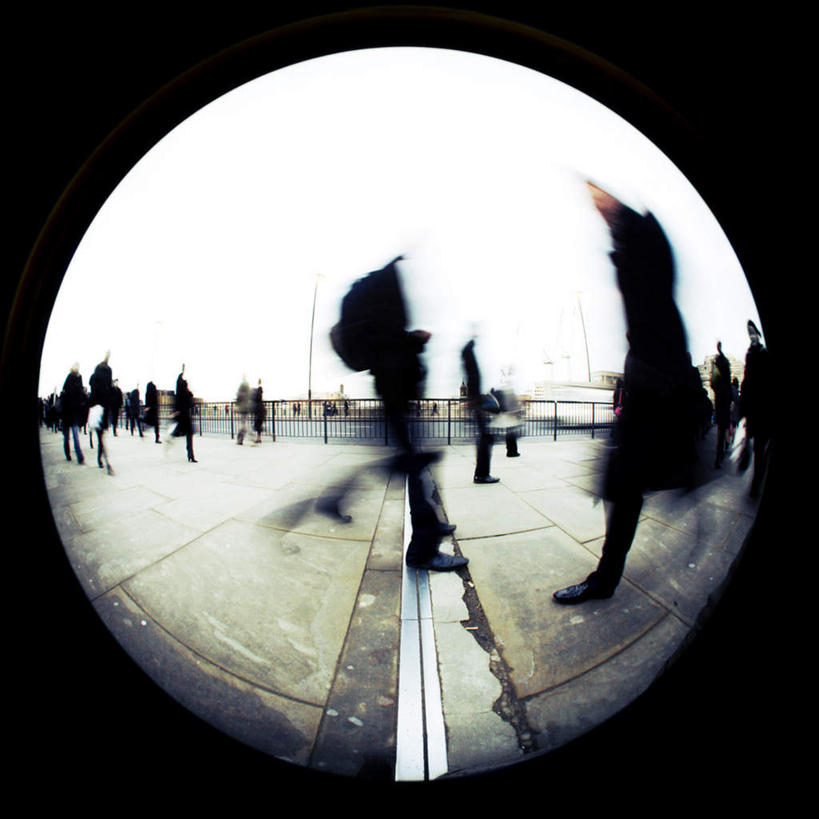 西方人,商务人士,商务男性,商务女性,走,横图,室外,白天,侧面,广角镜头,鱼眼镜头,衬衫,度假,美景,城市风光,城市,道路,路,公路,欧洲,欧洲人,套装,朦胧,模糊,景观,交通,许多人,娱乐,行走,一群人,享受,休闲,景色,放松,商务装,工薪阶层,白种人,白领,上班族,马路,步行,走路,彩图,全身,衬衣