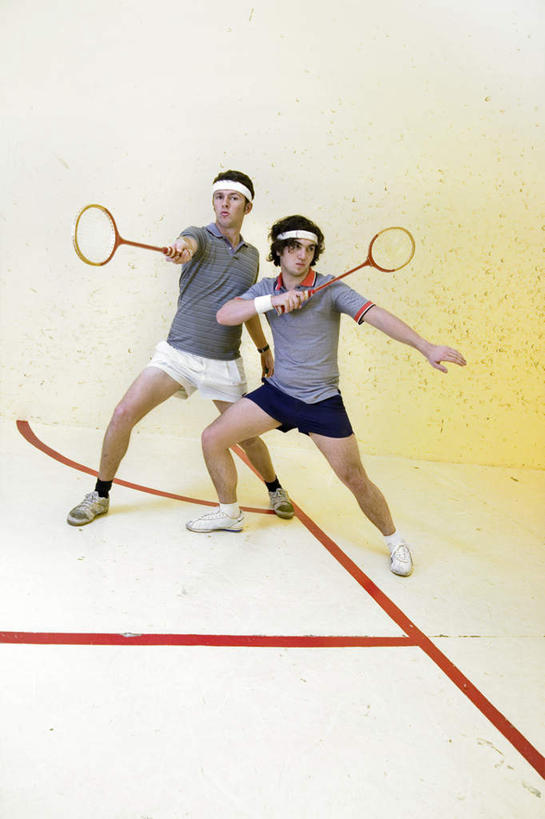 西方人,两个人,伙伴,朋友,运动员,伸展双臂,竖图,俯视,室外,白天,运动服,友谊,合作,团队,羽毛球,羽毛,欧洲,欧洲人,握,黄色背景,服装,装饰,界线,线,球拍,羽毛球拍,羽毛球装备,拿,拿着,运动器械,衣服,红色,发箍,发饰,饰品,健身器械,战略,握着,姿势,摄影,服饰,影棚,头箍,华丽,修饰,点缀,姿态,界限,衣着,穿着,边界,健身器材,队友,发卡,配饰,联合,合谋,衬托,美观,雅致,雅观,羽毛球球拍,衣饰,姿式,配合,协作,羽毛球运动,男人,男性,年轻男性,白种人,体育运动员,运动选手,敞开双臂,伸开双臂,展开双肩,张开手臂,张开双臂,彩图,高角度拍摄,全身,影棚拍摄,拍摄,运动器材,运动装