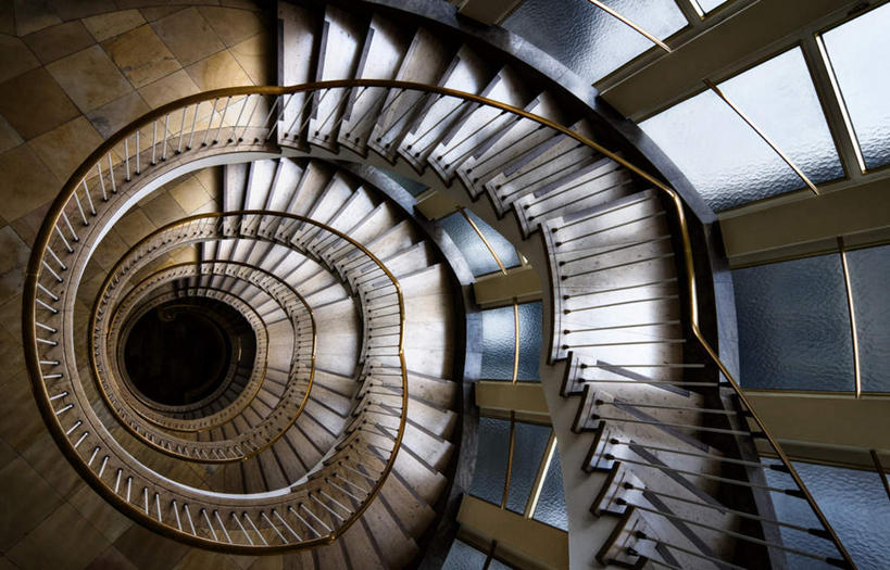 无人,家,栏杆,横图,俯视,室内,白天,窗户,楼梯,落地窗,阴影,反射,结构,扶手,螺旋,影子,房屋,阶梯,屋子,公寓,构造,洋房,护栏,楼房,玻璃窗,台阶,住宅,布局,彩图,高角度拍摄,房子