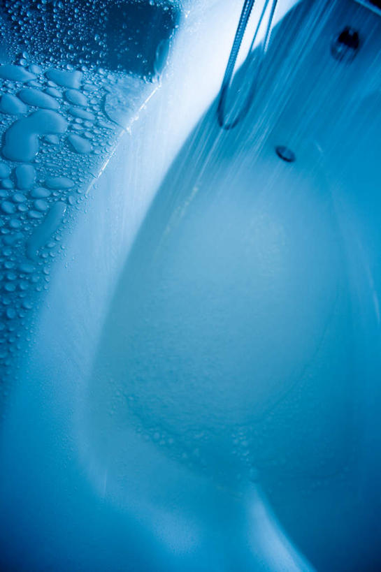 无人,竖图,俯视,室内,特写,白天,洗澡,水,卫生间,浴室,飞溅,溅,液体,水滴,干净,水珠,浴缸,清洁,享受,健康,放松,保健,卫生,喷头,喷洒,泡汤,淋浴房,彩图,高角度拍摄,沐浴,冲凉房,沐浴间,沐浴室