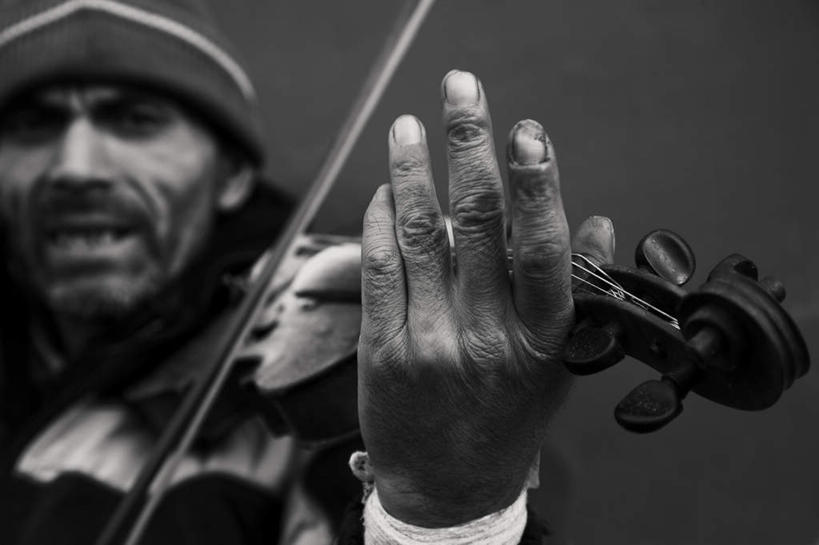 西方人,手,指甲,一个人,横图,黑白,室内,白天,正面,欧洲,欧洲人,仅一个男性,仅一个人,握,阴影,反射,影子,乐器,弦乐器,小提琴,音乐,拿,演奏,拿着,仅一个老年男性,手部,握着,弓拉弦乐器,弓拉弦鸣乐器,老年男性,男人,男性,白种人,手指甲,半身